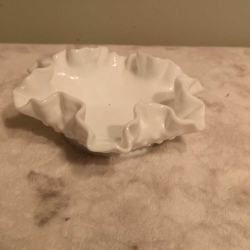 😄Vintage hobknob milk glass dish